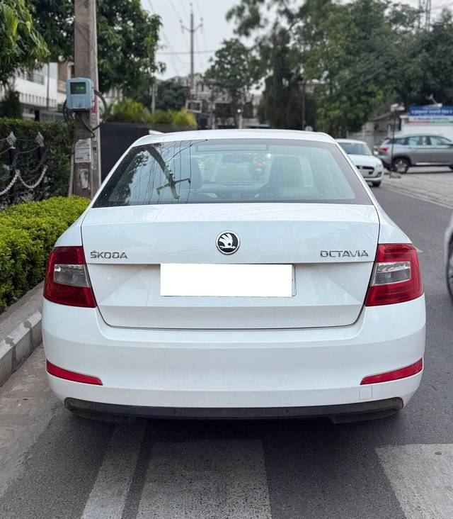 https://images10.gaadi.com/usedcar_image/4560500/original/processed_12e3627f-b7af-4198-acaf-057d0ba84d24.jpg?imwidth=6402