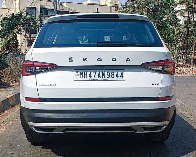 https://images10.gaadi.com/usedcar_image/4560546/original/processed_7fbea836f86c9211d16ad07ccaf4d810.jpg?imwidth=6402