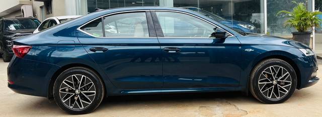 https://images10.gaadi.com/usedcar_image/4560601/original/5afd17b3a6f195593b7219fa3a6c2187.jpeg?imwidth=6401