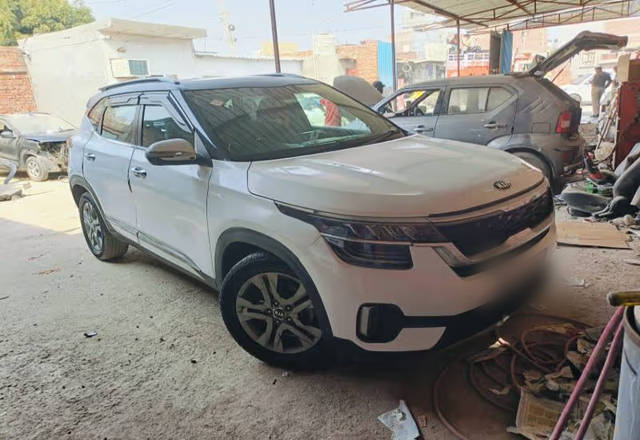 https://images10.gaadi.com/usedcar_image/4560607/original/900e2fd5-f8f3-44c3-a854-67e160b95708.?imwidth=6400