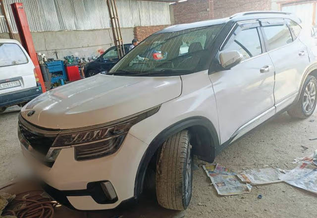 https://images10.gaadi.com/usedcar_image/4560607/original/c8d0e3ef-4b96-4707-9a2d-a3e73139e2c8.?imwidth=6401