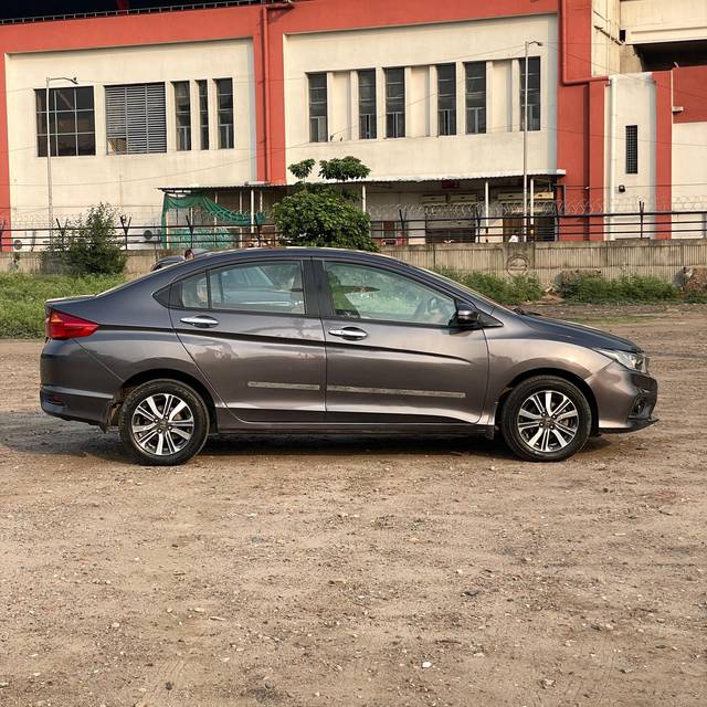 https://images10.gaadi.com/usedcar_image/4560651/original/926f2e03dd89a024a58d775c4cb97089.jpg?imwidth=6401