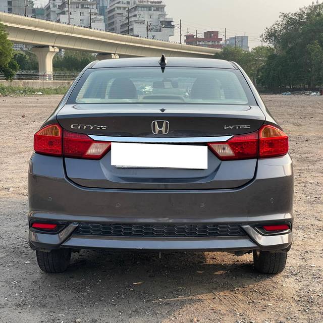 https://images10.gaadi.com/usedcar_image/4560651/original/processed_691a20fa1e15d5ba8fcf6f2860d9affd.jpg?imwidth=6402