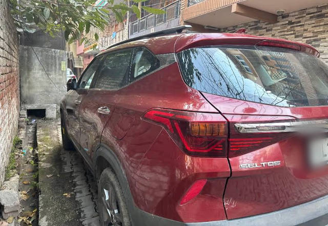 https://images10.gaadi.com/usedcar_image/4560654/original/b6a1692e-0a26-46d0-b6e9-7b14e78753fd.?imwidth=6402