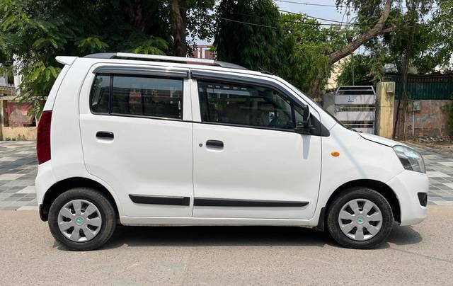 https://images10.gaadi.com/usedcar_image/4560656/original/c1384a352571d10bfa766585643191e9.jpg?imwidth=6401
