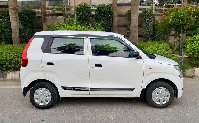https://images10.gaadi.com/usedcar_image/4560748/original/processed_7ebf2345d3a823a3cc84ce4404ba3254.jpg?imwidth=6401