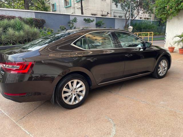 https://images10.gaadi.com/usedcar_image/4560843/original/processed_bd50ee6c5afd12d51a9ff79ab7bba3eb.jpeg?imwidth=6401