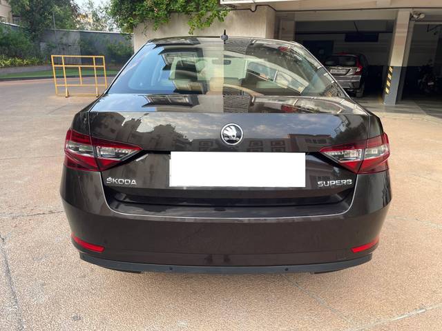 https://images10.gaadi.com/usedcar_image/4560843/original/processed_f9ac3eb334a63846394a2b01346e0036.jpeg?imwidth=6402