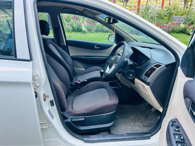 https://images10.gaadi.com/usedcar_image/4560847/original/5cb869d3e37b7030ab1dc3989e595730.jpg?imwidth=6402