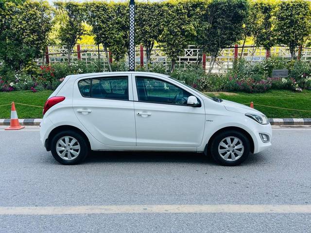 https://images10.gaadi.com/usedcar_image/4560847/original/processed_39a4e673fb0e59a27669cae0ad362c74.jpg?imwidth=6401