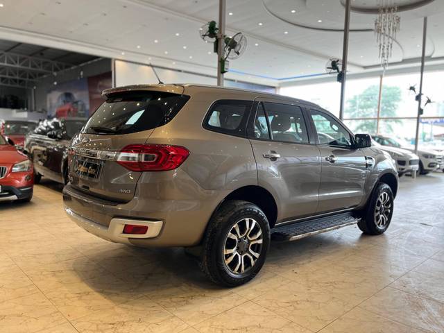 https://images10.gaadi.com/usedcar_image/4560965/original/processed_8c816598d34fe7907c99c1f9fad78af7.jpg?imwidth=6401