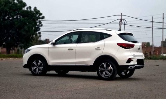 https://images10.gaadi.com/usedcar_image/4561041/original/processed_18cbdf2c-34ab-44bc-aae2-386dc1565040.jpg?imwidth=6402