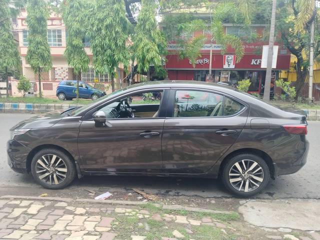 https://images10.gaadi.com/usedcar_image/4561056/original/processed_e403bfcae4b60993af5efc4f8872578c.jpg?imwidth=6402