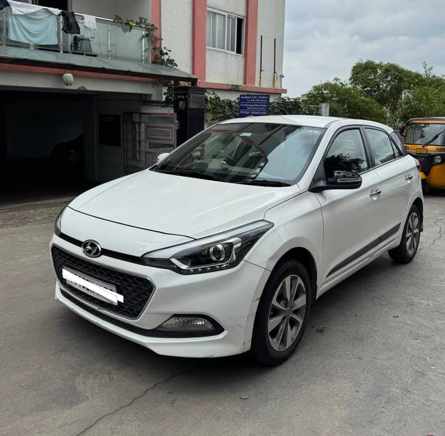 https://images10.gaadi.com/usedcar_image/4561075/original/processed_a9ab3c048f092aadeb6fe000a18c1185.jpg?imwidth=6402