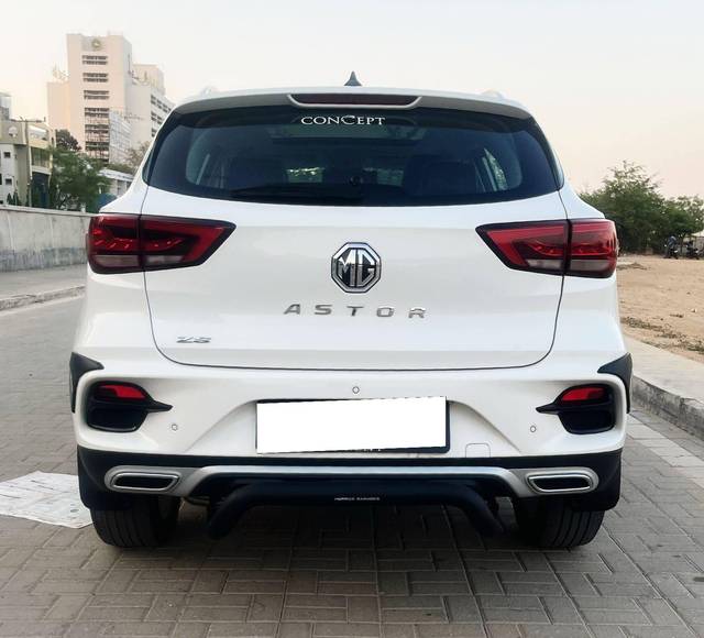 https://images10.gaadi.com/usedcar_image/4561154/original/processed_8fdd3fb0376e993e39f48d3a99f30dca.jpg?imwidth=6401
