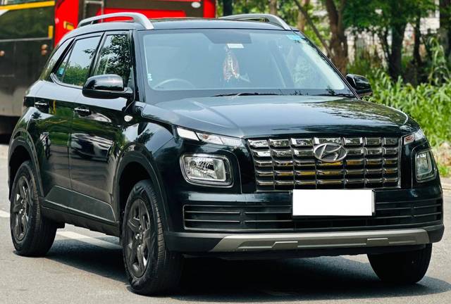 https://images10.gaadi.com/usedcar_image/4561176/original/processed_1e3b1e3888dc9dc3e0de3e3ae5d31978.jpg?imwidth=6400