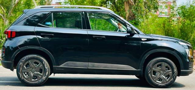 https://images10.gaadi.com/usedcar_image/4561176/original/processed_b86d01f3aca7caa461d53cbb6f2e66bf.jpg?imwidth=6401