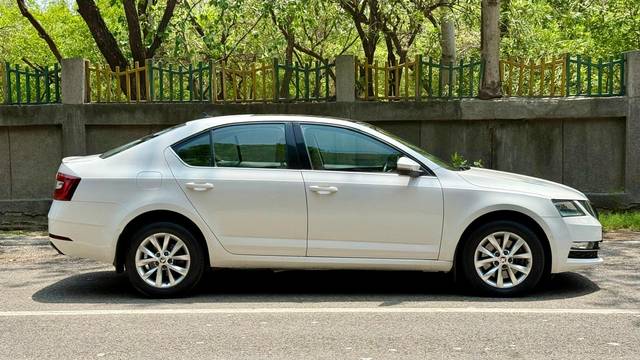 https://images10.gaadi.com/usedcar_image/4561178/original/bf25e17baccb853bd7edf009deef2a41.jpg?imwidth=6401