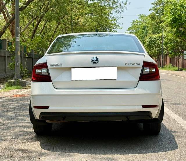 https://images10.gaadi.com/usedcar_image/4561178/original/processed_23337f6933dc2bec87d484832b7be784.jpg?imwidth=6402