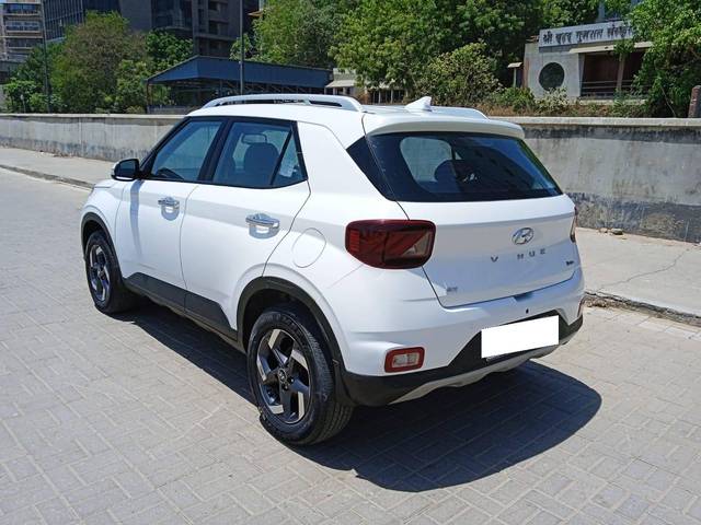 https://images10.gaadi.com/usedcar_image/4561207/original/processed_a7ff87fd962c28e648479b8af2998d9c.jpg?imwidth=6402