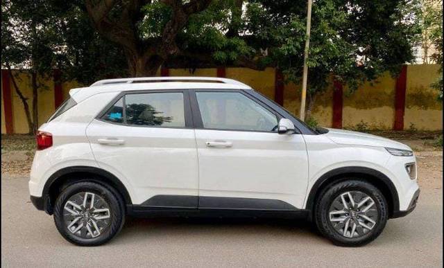 https://images10.gaadi.com/usedcar_image/4561318/original/5ebff089aa0b7c13bdf29165a1df0e6f.jpg?imwidth=6402