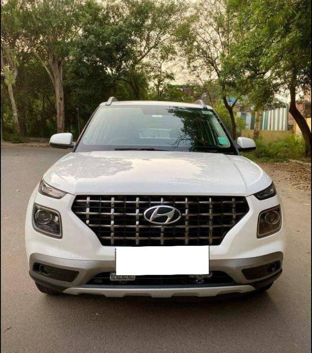 https://images10.gaadi.com/usedcar_image/4561318/original/processed_22db5f9dc13f22eafad3b11d34a94011.jpg?imwidth=6400