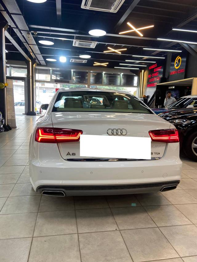 https://images10.gaadi.com/usedcar_image/4561354/original/processed_f2a4117f44c3534669a386e5055a4108.jpg?imwidth=6401