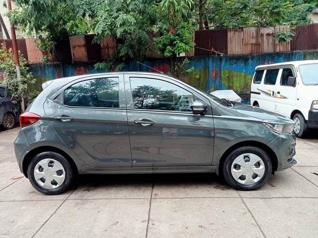 https://images10.gaadi.com/usedcar_image/4561397/original/fde1f58f00adcd2686ca4ad79eb0662a.jpeg?imwidth=6401