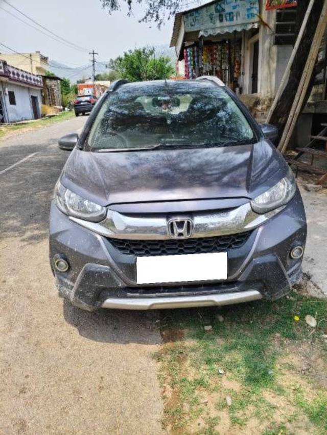 https://images10.gaadi.com/usedcar_image/4561425/original/processed_0889aaba-4950-4d09-adec-6e72f86406c5.jpg?imwidth=6402