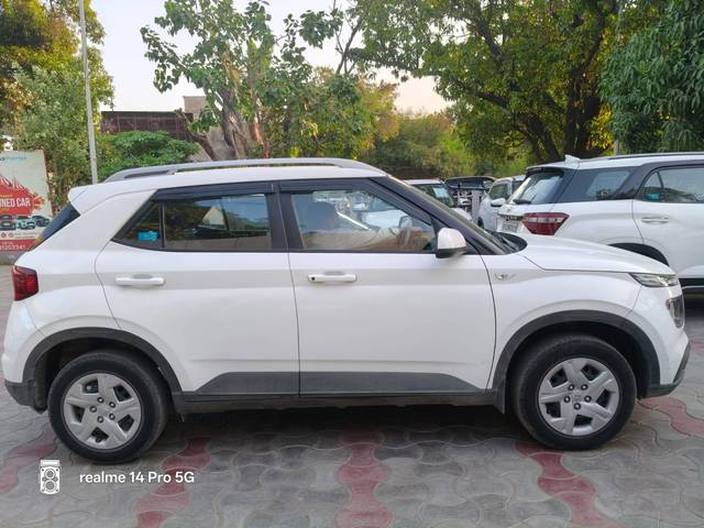 https://images10.gaadi.com/usedcar_image/4561469/original/processed_67307c51a670fb44c246cbe4dc3185ee.jpg?imwidth=6402