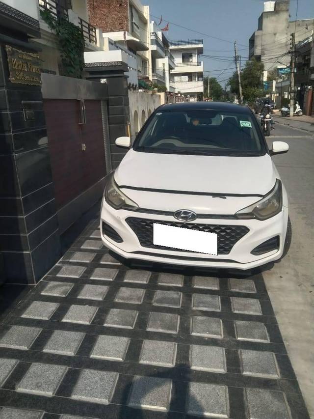 https://images10.gaadi.com/usedcar_image/4561490/original/processed_135a742161e60a553aefb62472b052a6.jpg?imwidth=6401
