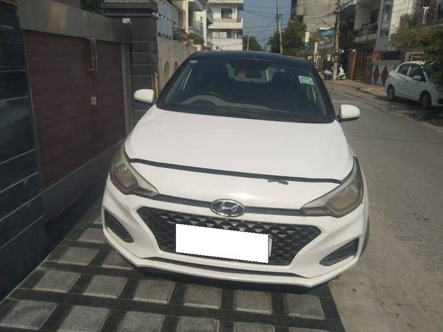 https://images10.gaadi.com/usedcar_image/4561490/original/processed_4ceb8d018f0a9ab0fb4b8cdcd6bc8792.jpg?imwidth=6400