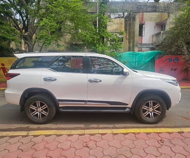 https://images10.gaadi.com/usedcar_image/4561540/original/fca4c1518601bd53c0ee663b53868b8b.jpg?imwidth=6401