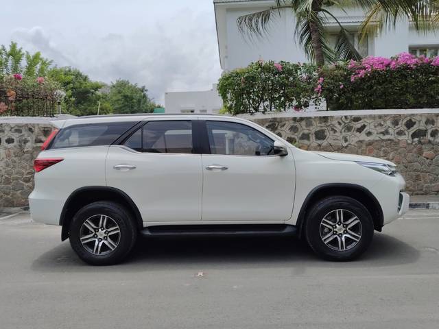 https://images10.gaadi.com/usedcar_image/4561546/original/9ef9295b5fe6da45daac959e2333ca2c.jpg?imwidth=6401