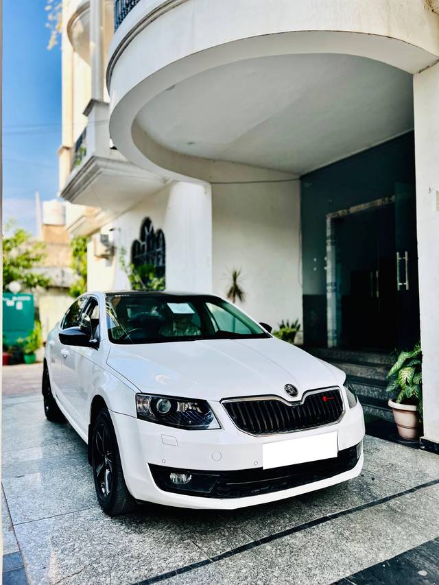 https://images10.gaadi.com/usedcar_image/4561550/original/processed_25ec2751-ef58-4505-8f2e-c1f721279c01.jpg?imwidth=6400