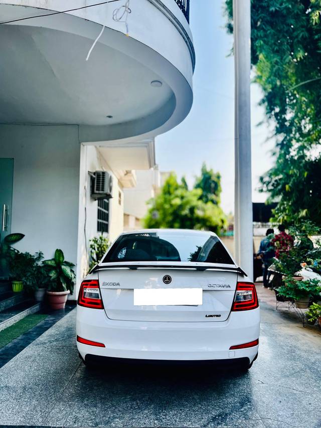 https://images10.gaadi.com/usedcar_image/4561550/original/processed_5ff59976-0cd9-467f-a388-7e5d8bcb592a.jpg?imwidth=6402