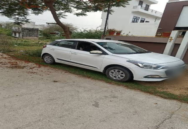 https://images10.gaadi.com/usedcar_image/4561560/original/ae8bdeca-8c0b-465c-9495-1f1db1ffb026.?imwidth=6400