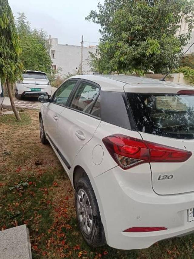 https://images10.gaadi.com/usedcar_image/4561560/original/processed_7622778b-2cea-449a-a32c-2680663ec150.jpg?imwidth=6402
