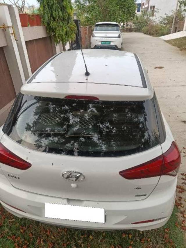https://images10.gaadi.com/usedcar_image/4561560/original/processed_9a7a9299-93ce-4d6c-9ade-ce99f83c18ca.jpg?imwidth=6401
