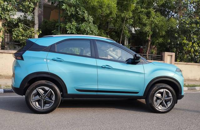 https://images10.gaadi.com/usedcar_image/4561564/original/processed_9aa434673ad54c220388f4c2f7d3641f.jpg?imwidth=6402