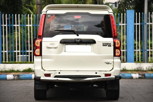 https://images10.gaadi.com/usedcar_image/4561585/original/processed_98fbcd8550a73fd46b4dff92dc848884.jpg?imwidth=6402