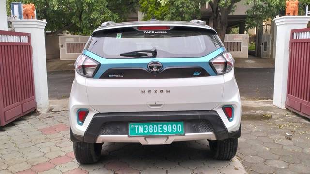 https://images10.gaadi.com/usedcar_image/4561588/original/processed_02986fe85eb083a62c01b5011e1f85a8.jpg?imwidth=6402