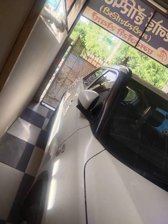 https://images10.gaadi.com/usedcar_image/4561643/original/processed_dba25266-b714-49c8-8d25-8d0c6c5fe512.jpg?imwidth=6402
