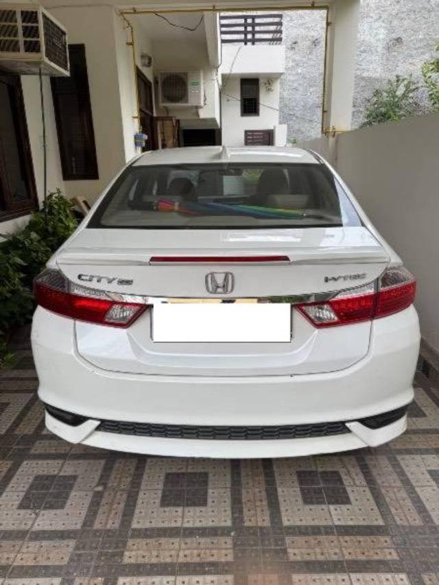 https://images10.gaadi.com/usedcar_image/4561697/original/processed_d6a8100a-80e3-441d-ad7d-d1e15d461e3b.jpeg?imwidth=6400