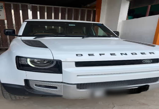 https://images10.gaadi.com/usedcar_image/4561829/original/e5ab2e8c-7396-418c-a702-1ee7dcbdffa0.?imwidth=6402