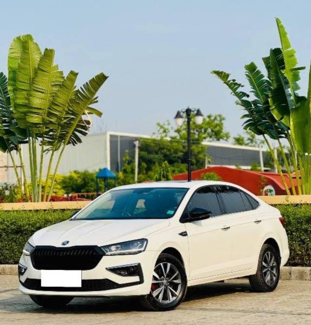 https://images10.gaadi.com/usedcar_image/4561876/original/processed_010df403-f717-44fe-82a8-f2dbaaff49b3.jpeg?imwidth=6402