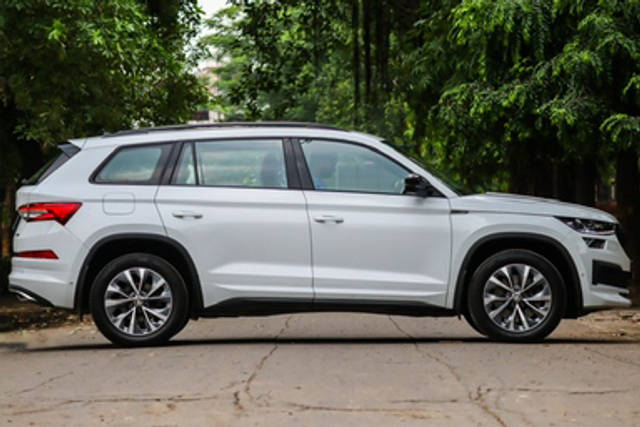 https://images10.gaadi.com/usedcar_image/4561939/original/bd72cc4f7f46c74ea5e07a594c0296b1.jpg?imwidth=6401