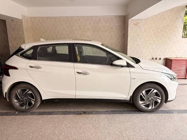 https://images10.gaadi.com/usedcar_image/4561952/original/processed_processed_93e0e3e6-ec91-4186-b484-0f4a79116d6b.jpeg?imwidth=6402