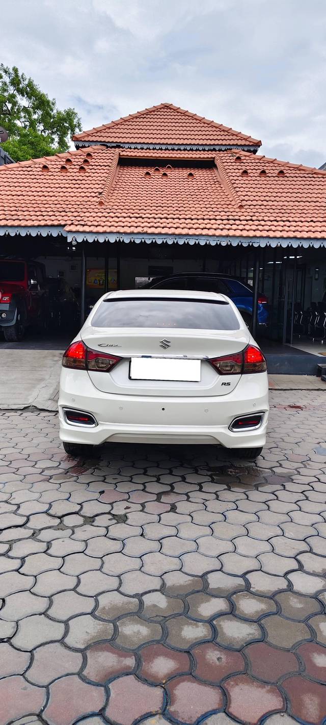 https://images10.gaadi.com/usedcar_image/4562189/original/processed_88437945-0430-4f76-b083-2bfc245d05ee.jpg?imwidth=6400