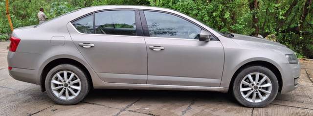https://images10.gaadi.com/usedcar_image/4562221/original/574b0ab5ad46d8036cff5201e59e441e.jpg?imwidth=6401